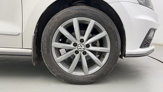 Used 2022 volkswagen Vento Highline Plus 1.0L TSI Petrol AT Petrol Automatic tyres RIGHT FRONT TYRE RIM VIEW