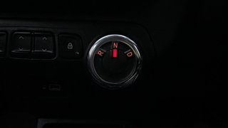 Used 2019 Renault Kwid [2015-2019] 1.0 RXT AMT Opt Petrol Automatic interior GEAR  KNOB VIEW