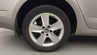 Used 2017 skoda Octavia 1.8L Ambition Plus AT Petrol Automatic tyres RIGHT REAR TYRE RIM VIEW