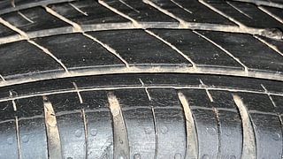 Used 2021 renault Kwid 1.0 RXT Opt Petrol Manual tyres RIGHT REAR TYRE TREAD VIEW
