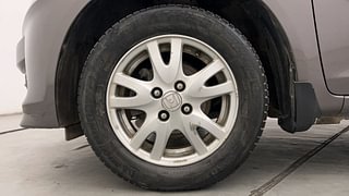 Used 2014 Honda Brio [2011-2016] VX AT Petrol Automatic tyres LEFT FRONT TYRE RIM VIEW