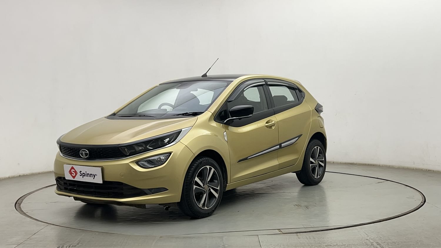 LEFT FRONT CORNER VIEW