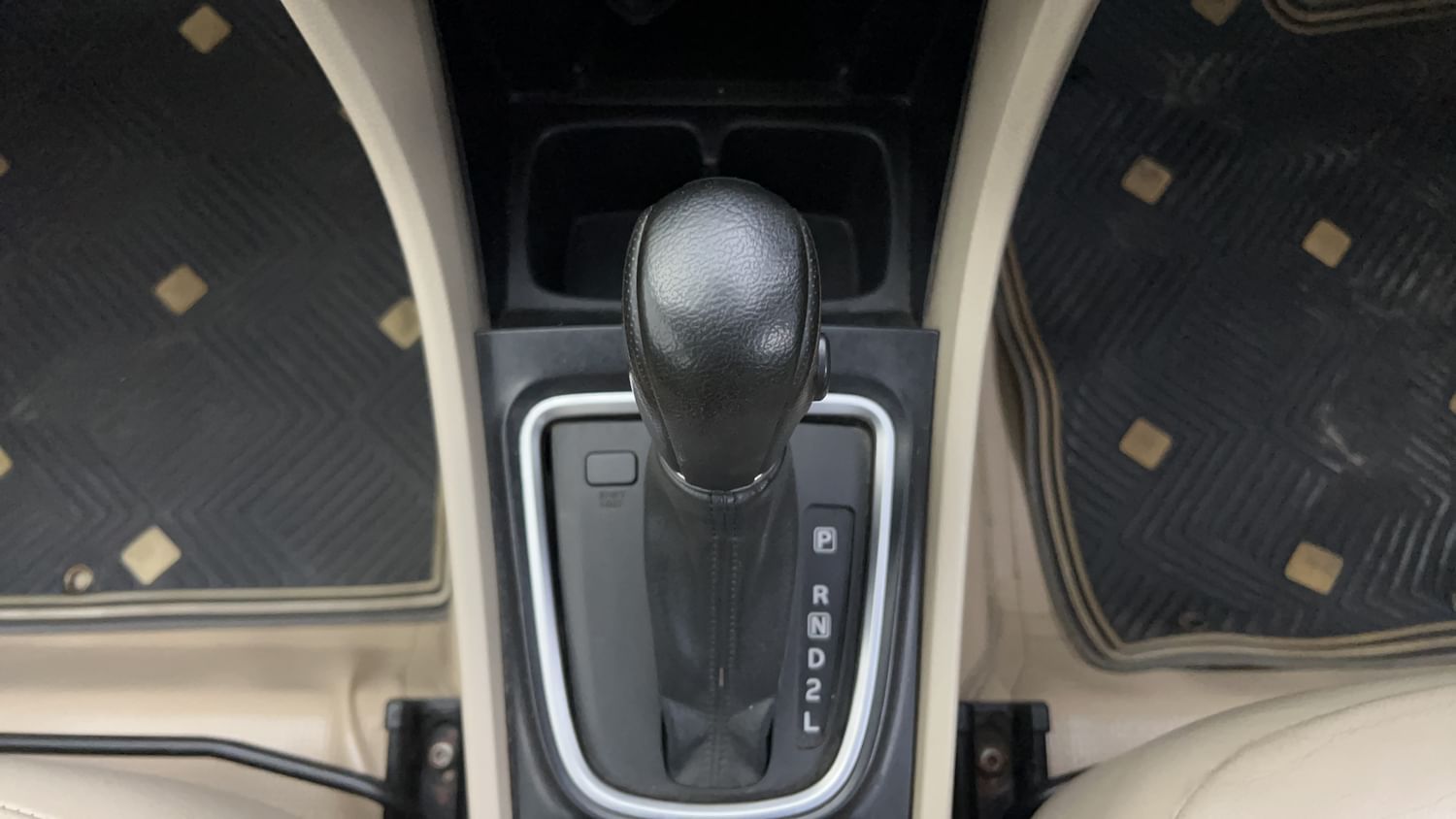 New Maruti Suzuki Ciaz interior GEAR  KNOB VIEW