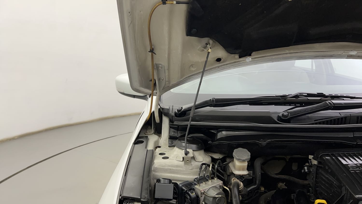 New Maruti Suzuki Ciaz engine ENGINE RIGHT SIDE HINGE & APRON VIEW