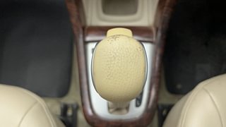 Used 2016 Maruti Suzuki Ertiga [2015-2018] VXI AT Petrol Automatic interior GEAR  KNOB VIEW
