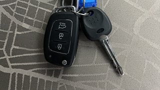 Used 2016 Hyundai Xcent [2014-2017] SX Petrol Petrol Manual extra CAR KEY VIEW