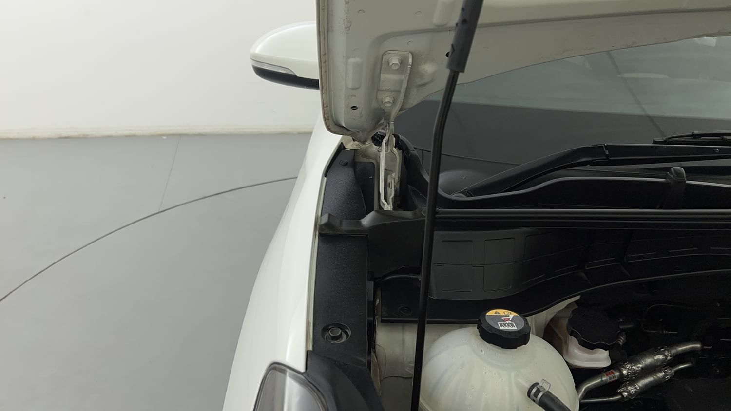 New Hyundai Tucson engine ENGINE RIGHT SIDE HINGE & APRON VIEW