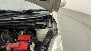 Used 2015 Maruti Suzuki Swift [2011-2017] ZXi Petrol Manual engine ENGINE LEFT SIDE HINGE & APRON VIEW