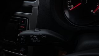 Used 2017 Volkswagen Polo [2015-2019] Highline1.2L (P) Petrol Manual top_features Rain sensing wipers