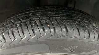 Used 2016 Renault Kwid [2017-2019] RXT 1.0 SCE Special Petrol Manual tyres RIGHT FRONT TYRE TREAD VIEW