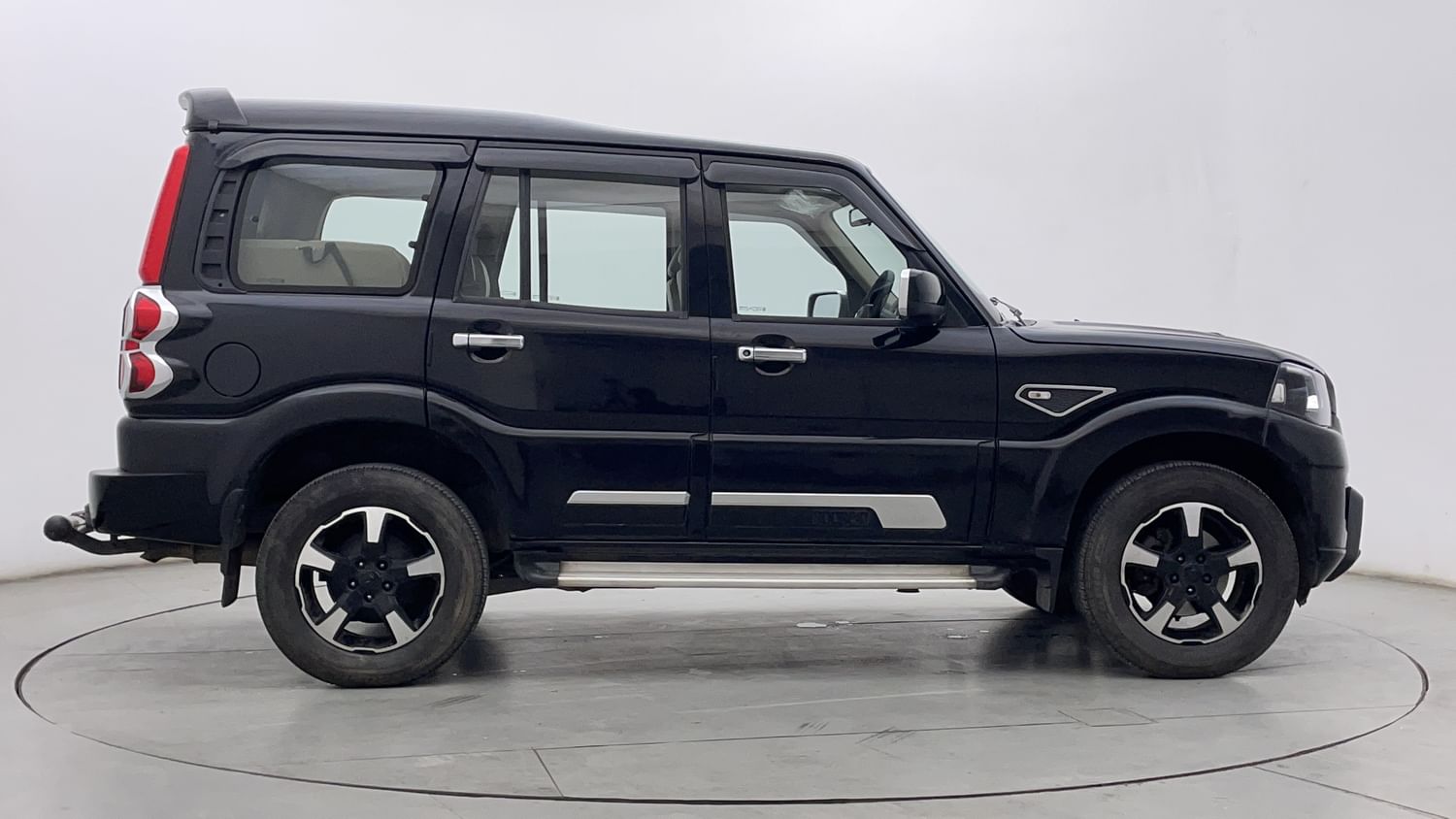 New Mahindra Scorpio Classic exterior RIGHT SIDE VIEW