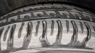Used 2018 Maruti Suzuki Swift [2017-2021] VXI AMT Petrol Automatic tyres RIGHT REAR TYRE TREAD VIEW