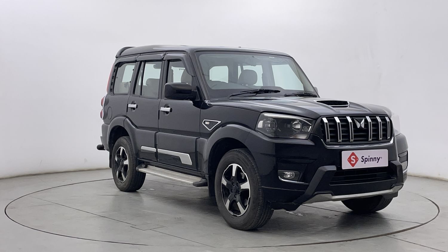 New Mahindra Scorpio Classic exterior RIGHT FRONT CORNER VIEW