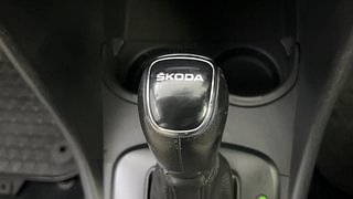 Used 2018 Skoda Rapid new [2016-2020] Style Petrol AT Petrol Automatic interior GEAR  KNOB VIEW