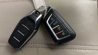 Used 2017 Mahindra XUV500 [2015-2018] W10 AT Diesel Automatic extra CAR KEY VIEW