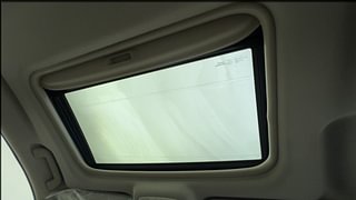 Used 2017 Mahindra XUV500 [2015-2018] W10 AT Diesel Automatic top_features Sunroof