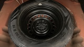 Used 2016 maruti-suzuki Vitara Brezza ZDI PLUS Dual Tone Diesel Manual tyres SPARE TYRE VIEW