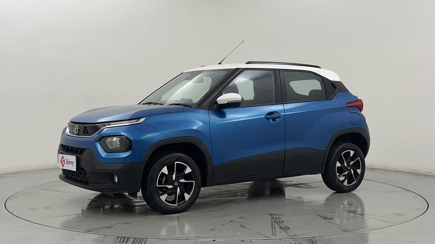 LEFT FRONT CORNER VIEW