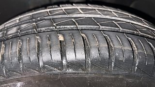 Used 2020 Renault Kwid [2015-2019] 1.0 RXT AMT Opt Petrol Automatic tyres LEFT FRONT TYRE TREAD VIEW