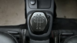Used 2016 Renault Kwid [2015-2019] RXT Petrol Manual interior GEAR  KNOB VIEW