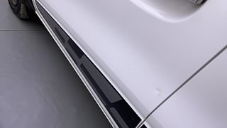 Used 2017 Renault Kwid [2017-2019] RXT 1.0 SCE Special Petrol Manual dents MINOR SCRATCH