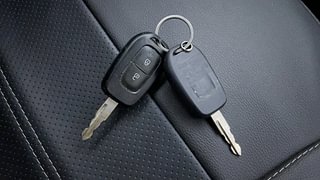Used 2017 Renault Kwid [2017-2019] RXT 1.0 SCE Special Petrol Manual extra CAR KEY VIEW