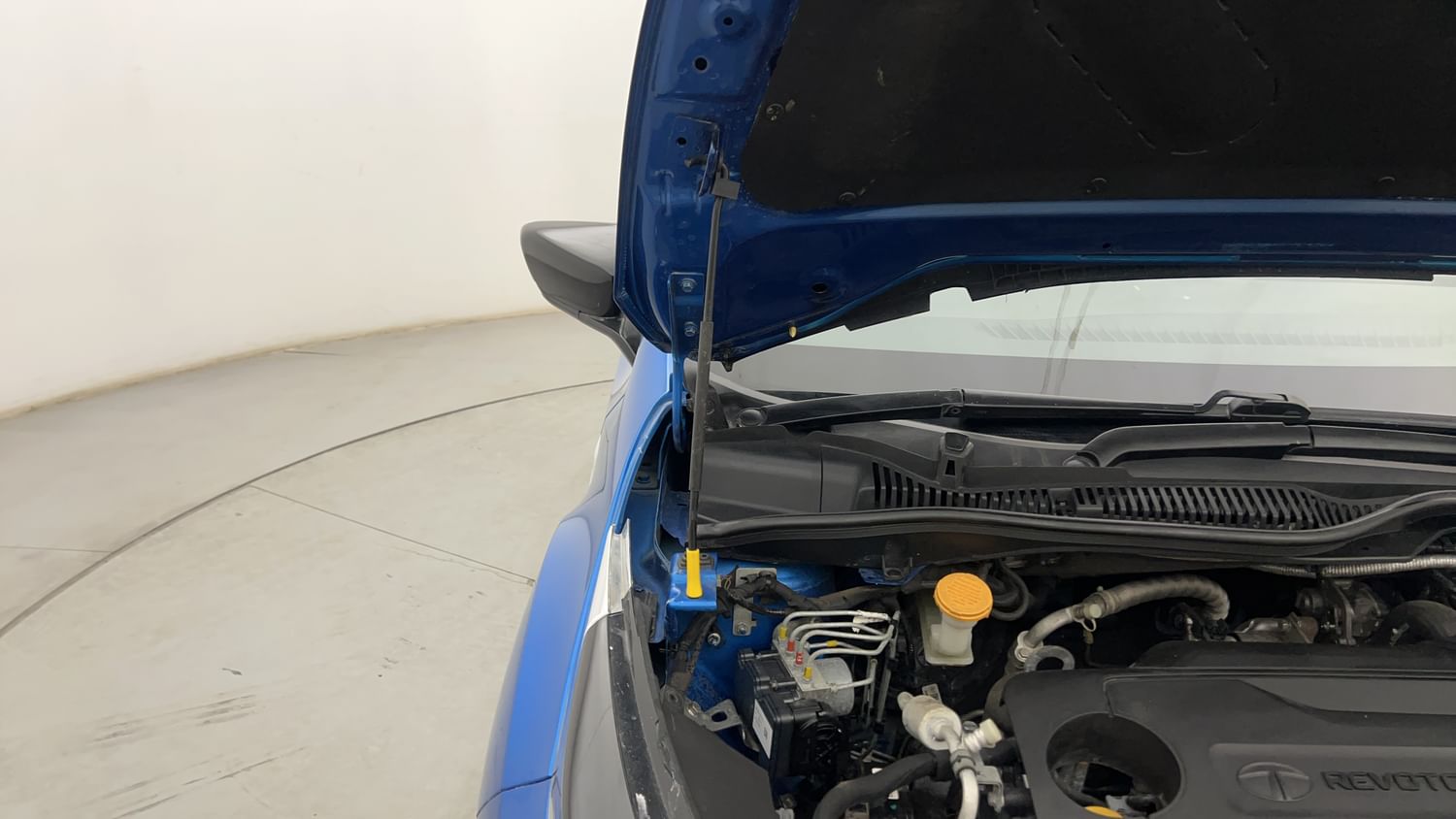 New Tata Altroz engine ENGINE RIGHT SIDE HINGE & APRON VIEW