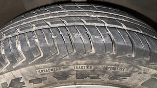 Used 2018 Renault Kwid [2017-2019] CLIMBER 1.0 AMT Petrol Automatic tyres RIGHT FRONT TYRE TREAD VIEW