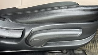Used 2017 Hyundai Elite i20 [2014-2018] Sportz 1.2 Petrol Manual top_features Driver height adjustable seat