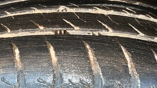 Used 2018 Renault Duster [2015-2019] 85 PS RXS MT Diesel Manual tyres RIGHT REAR TYRE TREAD VIEW