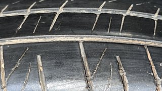 Used 2018 Renault Duster [2015-2019] 85 PS RXS MT Diesel Manual tyres RIGHT FRONT TYRE TREAD VIEW
