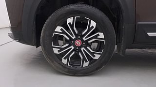 Used 2022 Renault Kiger RXZ 1.0 Turbo MT Petrol Manual tyres LEFT FRONT TYRE RIM VIEW