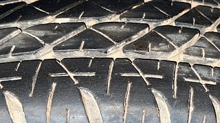 Used 2013 Maruti Suzuki Swift [2011-2017] VXi Petrol Manual tyres RIGHT FRONT TYRE TREAD VIEW