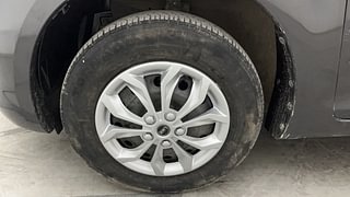 Used 2017 Maruti Suzuki Swift [2014-2017] VXI (O) Petrol Manual tyres LEFT FRONT TYRE RIM VIEW