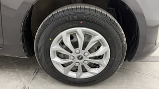 Used 2017 Maruti Suzuki Swift [2014-2017] VXI (O) Petrol Manual tyres RIGHT FRONT TYRE RIM VIEW