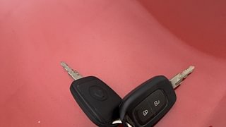 Used 2017 Renault Kwid [2015-2019] RXT Petrol Manual extra CAR KEY VIEW