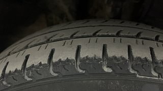 Used 2018 Renault Kwid [2015-2019] 1.0 RXT AMT Petrol Automatic tyres RIGHT FRONT TYRE TREAD VIEW