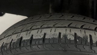 Used 2018 Renault Kwid [2015-2019] 1.0 RXT AMT Petrol Automatic tyres RIGHT REAR TYRE TREAD VIEW