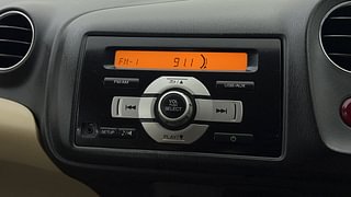 Used 2014 Honda Brio [2011-2016] VX MT Petrol Manual top_features Integrated (in-dash) music system