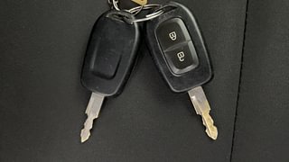 Used 2019 Renault Kwid [2015-2019] RXT Opt Petrol Manual extra CAR KEY VIEW