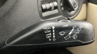 Used 2015 Volkswagen Polo [2015-2019] Highline1.2L (P) Petrol Manual top_features Rain sensing wipers