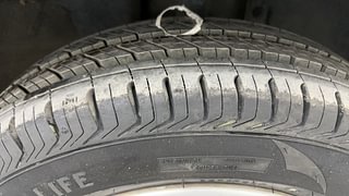 Used 2016 Renault Kwid [2015-2019] 1.0 RXT AMT Petrol Automatic tyres RIGHT FRONT TYRE TREAD VIEW