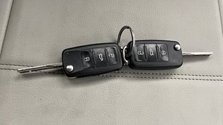 Used 2015 Volkswagen Polo [2015-2019] Highline1.2L (P) Petrol Manual extra CAR KEY VIEW