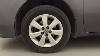 Used 2014 Toyota Corolla Altis [2014-2017] G AT Petrol Petrol Automatic tyres LEFT FRONT TYRE RIM VIEW