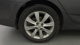 Used 2013 Hyundai Verna [2011-2015] Fluidic 1.6 VTVT SX Petrol Manual tyres RIGHT REAR TYRE RIM VIEW