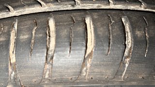 Used 2013 Maruti Suzuki Swift [2011-2017] VXi Petrol Manual tyres RIGHT FRONT TYRE TREAD VIEW