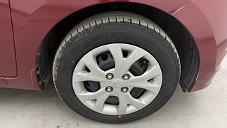 Used 2016 Hyundai Grand i10 [2013-2017] Magna AT 1.2 Kappa VTVT Petrol Automatic tyres RIGHT FRONT TYRE RIM VIEW