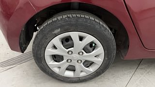 Used 2016 Hyundai Grand i10 [2013-2017] Magna AT 1.2 Kappa VTVT Petrol Automatic tyres RIGHT REAR TYRE RIM VIEW