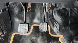 Used 2019 Renault Kwid [2015-2019] 1.0 RXT Opt Petrol Manual interior PEDALS VIEW