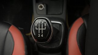 Used 2019 Renault Kwid [2015-2019] 1.0 RXT Opt Petrol Manual interior GEAR  KNOB VIEW